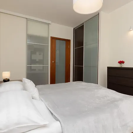 With Study Powstancow Slaskich By Renters Apartment