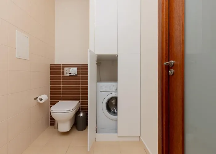 With Study Powstancow Slaskich By Renters Apartman Varsó